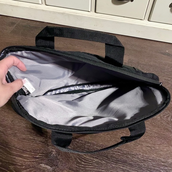 Targus Black Padded Laptop Carrying Case - Picture 3 of 3